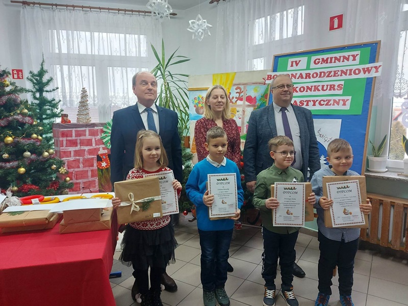 Nagrodzeni uczniowie w towarzystwie Wójta Gminy Krasocin i Dyrektora Zespołu Placówek Owiatowych w Krasocinie