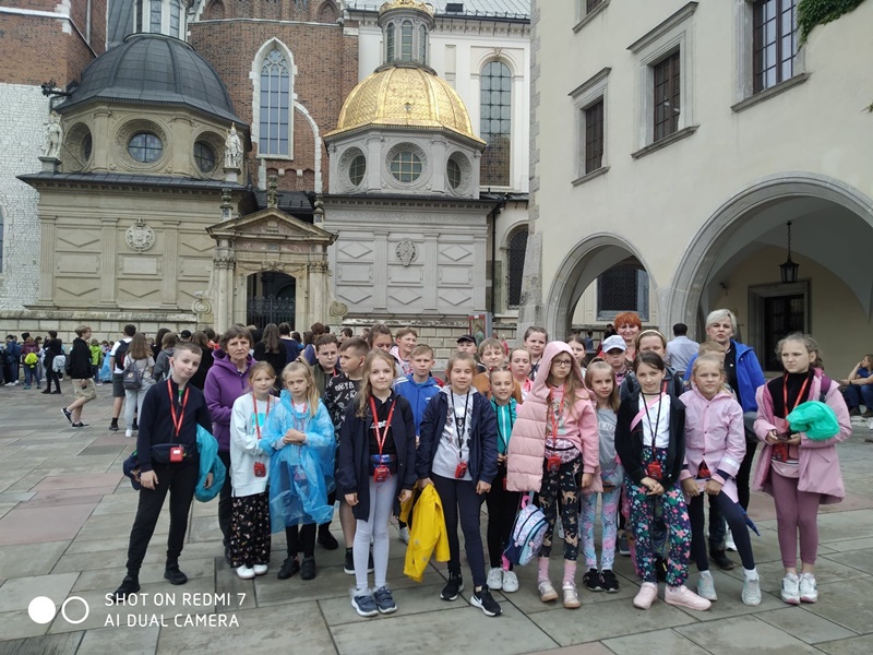 Uczestnicy wycieczki na dziedzińcu Wawelu