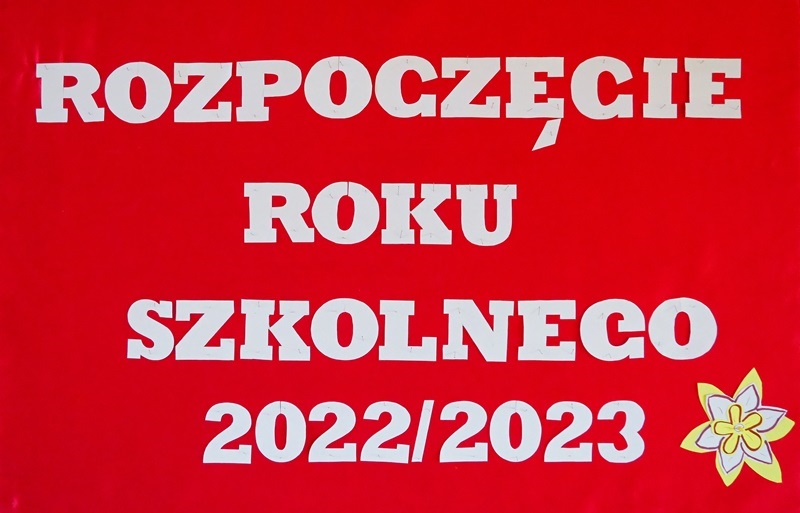 Czerwony baner z białym napisem: Rozpoczęcie roku szkolnegon2022/2023