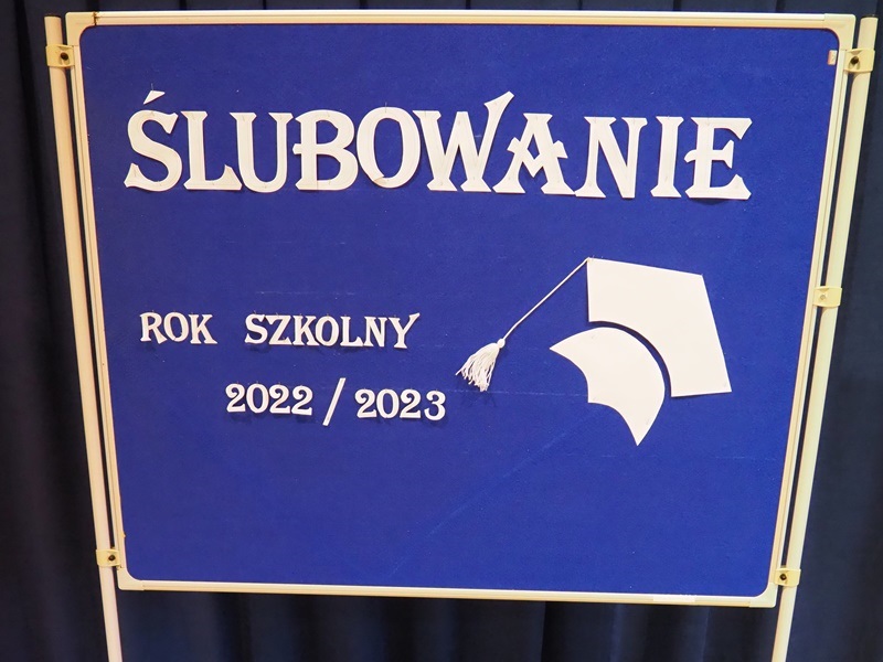 Baner z białym napisem na niebieskim tle: Ślubownie, rok szkolny 2022/2023