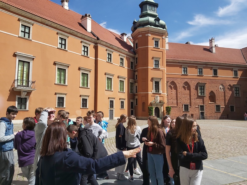 Uczestnicy wycieczki przed Zamkiem Królewskim w Warszawie