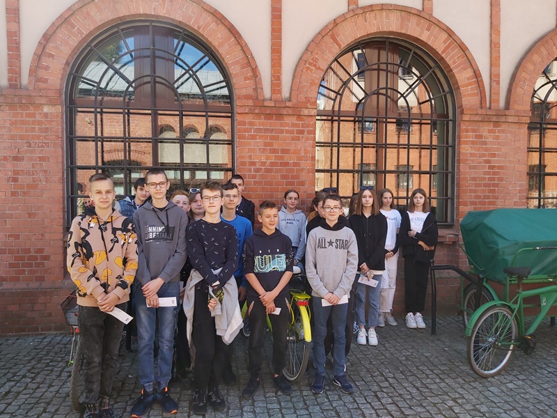 Uczestnicy wycieczki przed Muzeum Powstania Warszawskiego