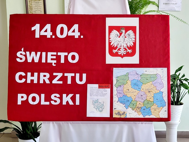Na czerwonym tle napis: 14.04. Święto Chrztu Polski oaz godło i mapa Polski