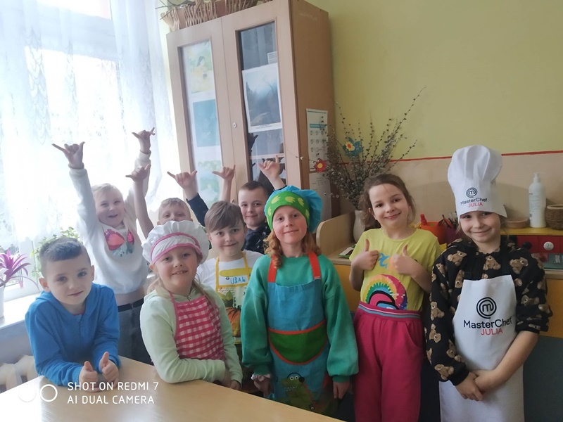 Grupa uczniów w strojach kucharzy