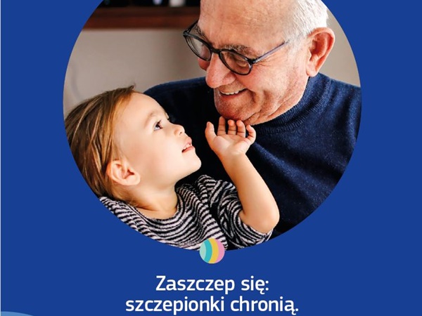 Baner przedstawiający dziadka z wnuczką. Na niebieskim tle biały napis: Zaszczep się, szczepionki chronią