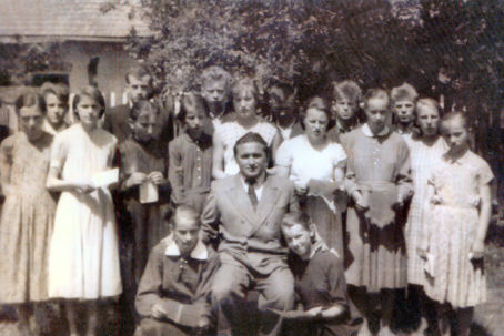 Absolwenci z roku 1960; w środku kierownik szk. Marian Rembak, 