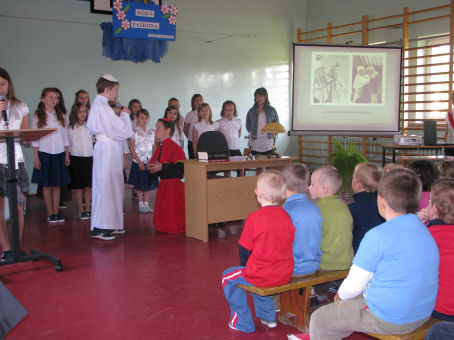 Uczniowie odgrywają scenę spotkania kardyna la Wyszyńskiego z papieżem Janem Pawłem II