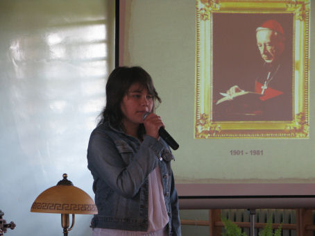 Uczennica recytuje wiersz przed portretem kardynała Wyszyńskiego