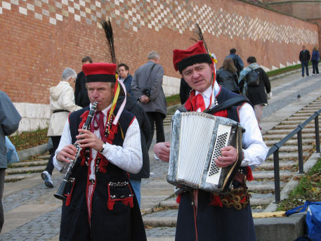 Dwaj krakowscy grajkowie pod murami Wawelu