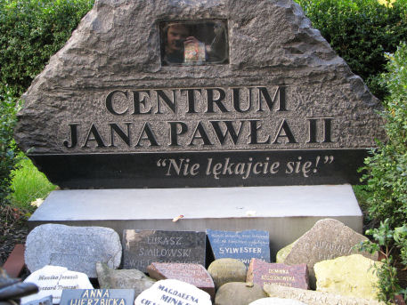 Głaz z npisem: Centrum Jana Pawła II