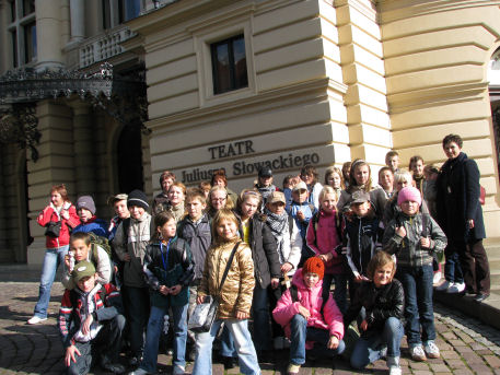Uczestnicy wycieczki pod budynkiem Teatru im. Juliusza Słowackiego.