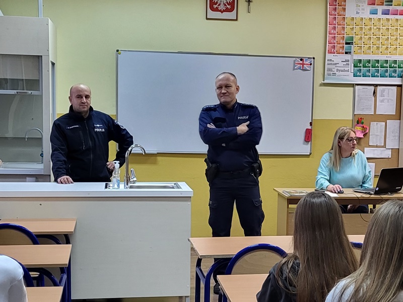 Zajęcia w sali lekcyjnej z dwoma policjantami