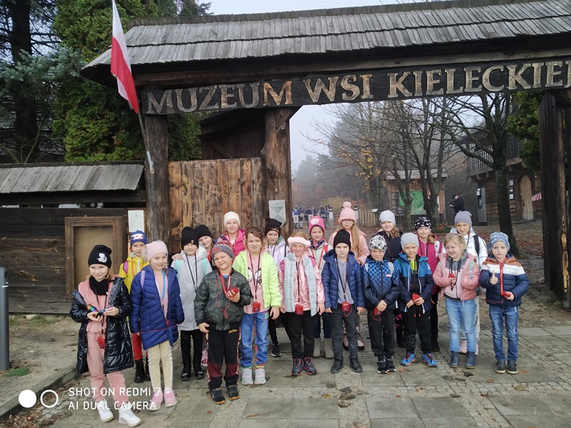 Uczestnicy wycieczki przed bramą do Muzeum Wsi Kieleckiej
