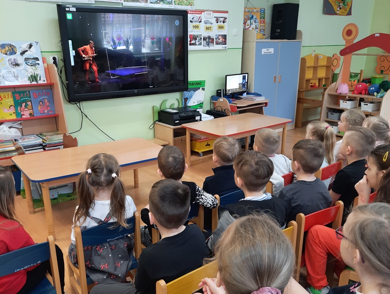Uczniowie oglądają online spektakl pt. „Czerwony Kapturek”