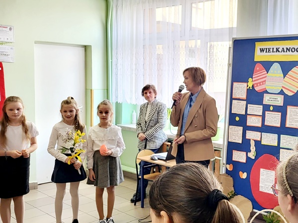 Dyrektor szkoły p. M. Klimczyk-Karpińska składa uczniom życzenia świąteczne